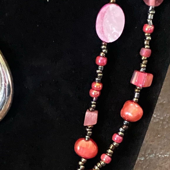2 necklaces (long beaded, Pink suede w/pendant and 1 beaded bracelet) - Picture 3 of 13